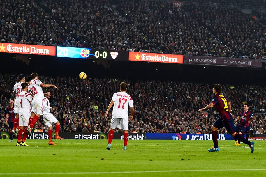 Il primo gol di Leo Messi su calcio di punizione. Getty